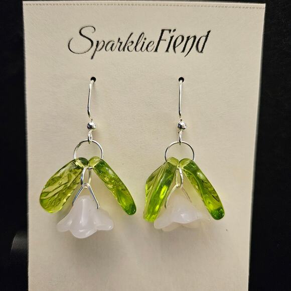 Pale pink glass flower and leaf earrings - Picture 1 of 1